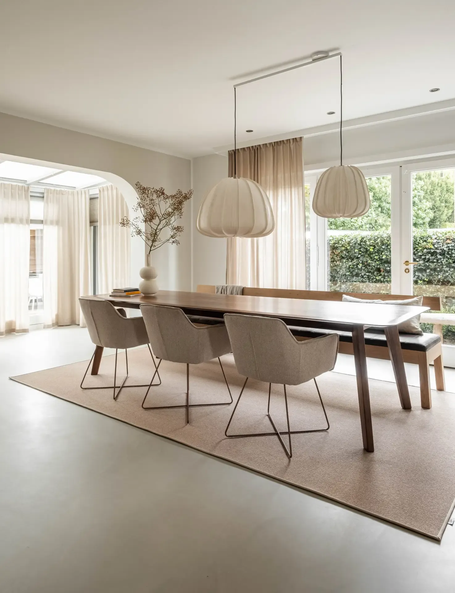 Eettafel met stoelen en hanglampen